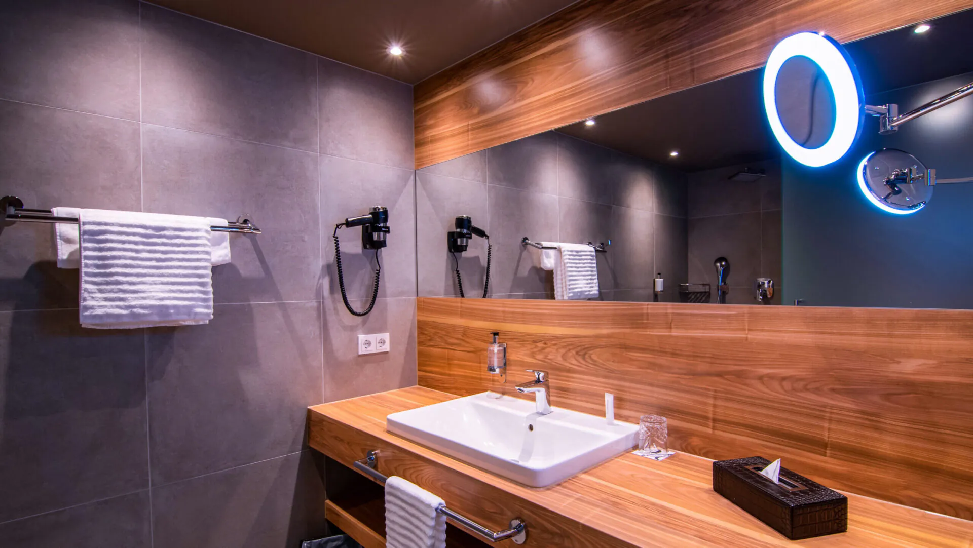 Modernes Badezimmer mit Spiegel und Waschbecken