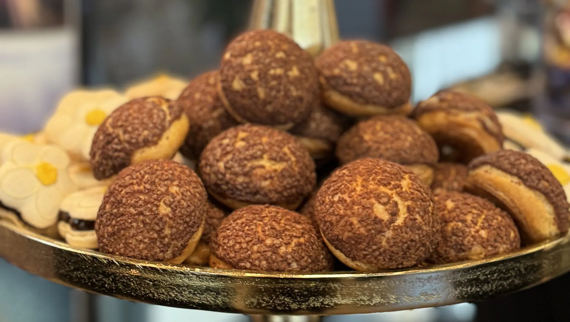 Schokoladenkekse auf einem Tablett präsentiert