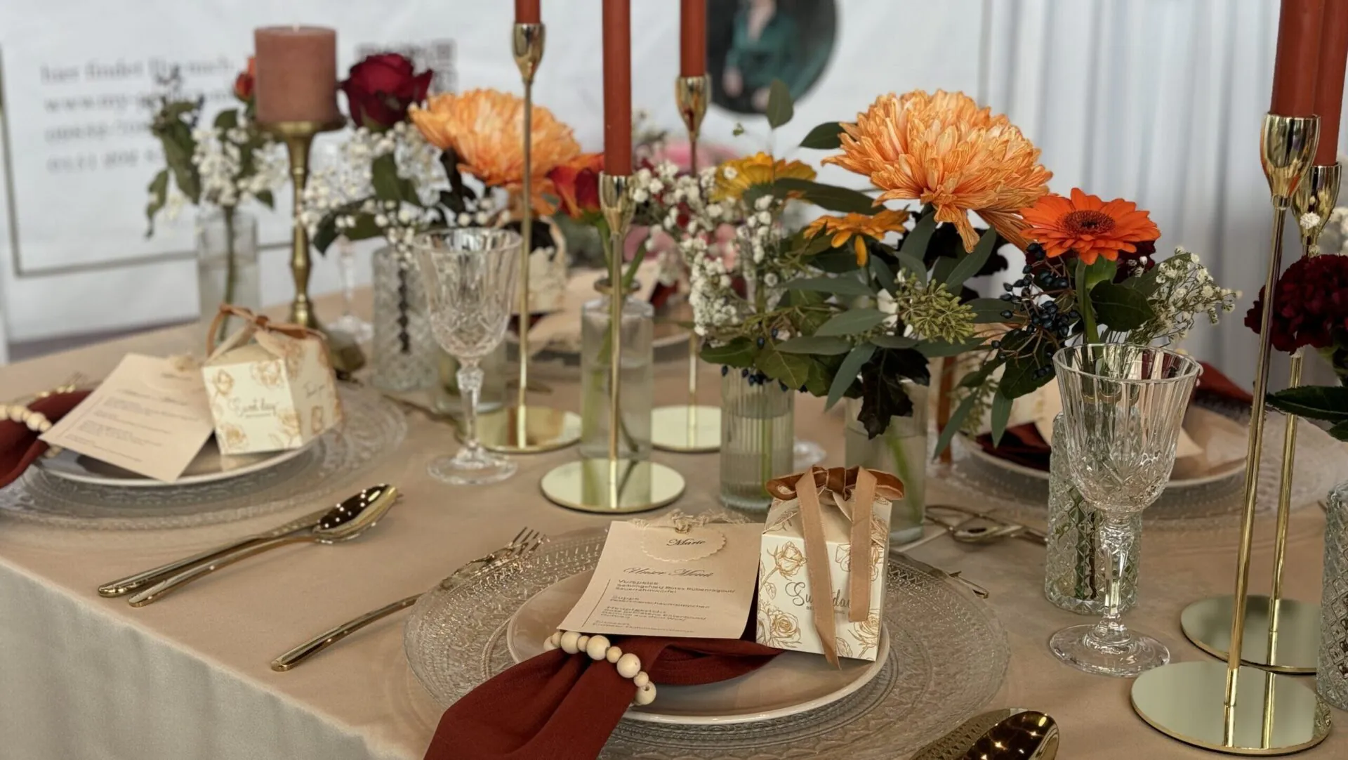 Elegante Tischdekoration mit Blumen und Kerzen.