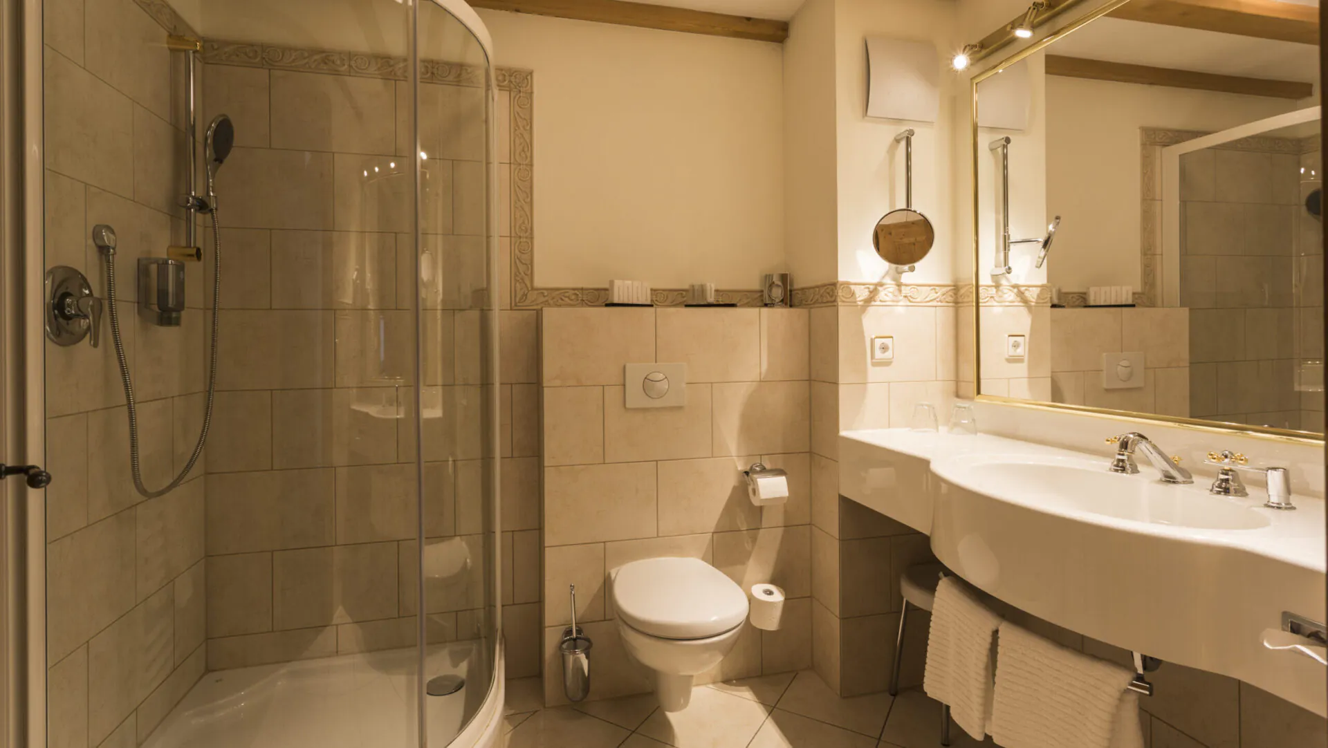 Modernes Badezimmer mit Dusche und Waschbecken