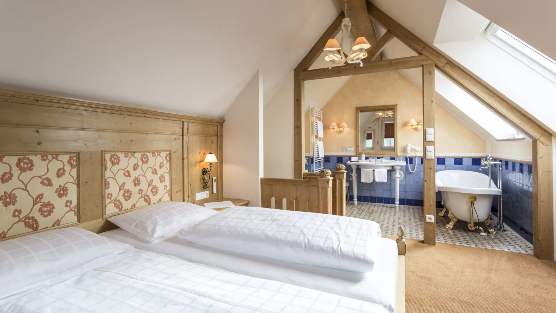 Gemütliches Schlafzimmer mit Bad im Dachgeschoss.