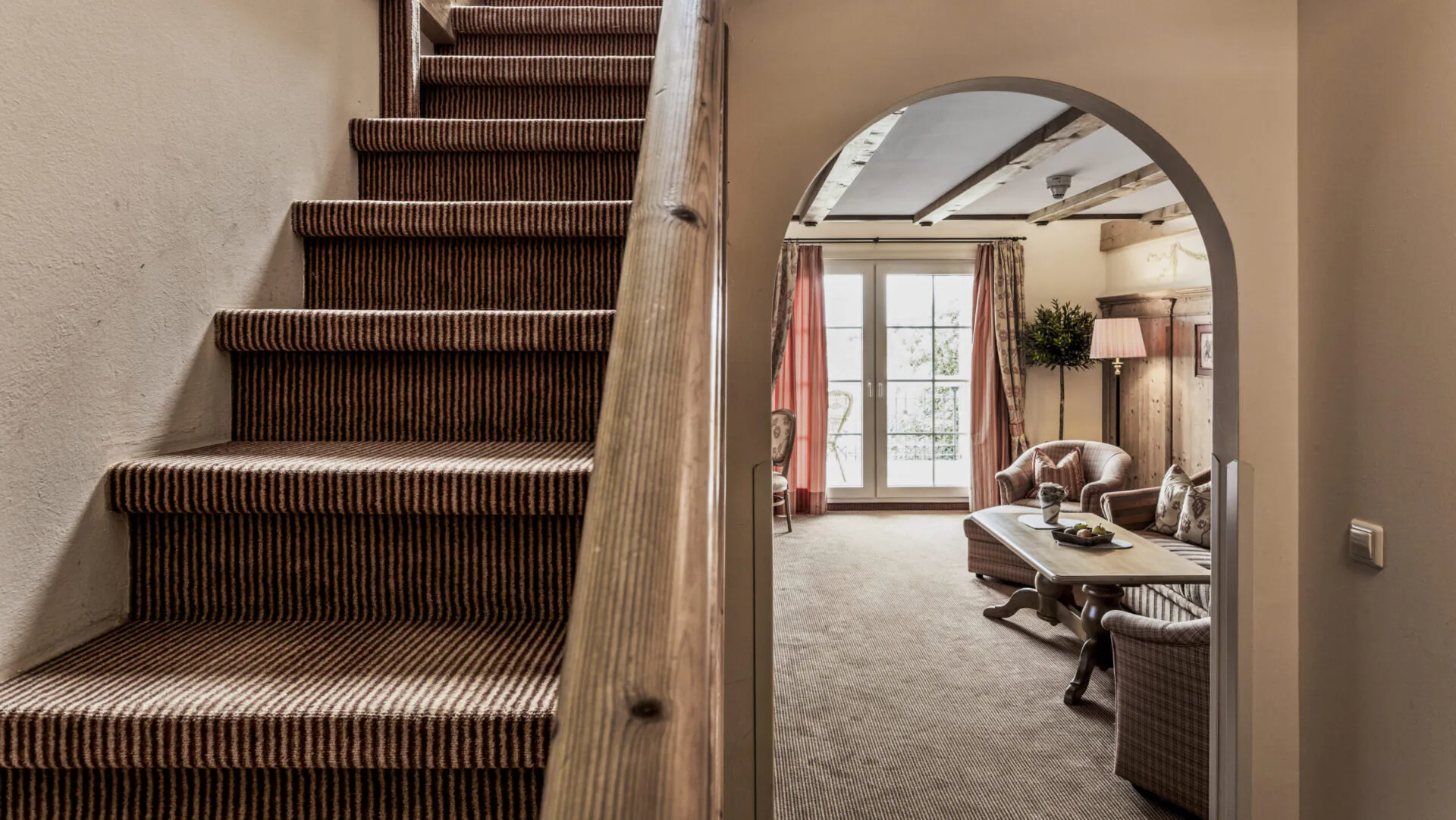 premium suite mit balkon meiser spa resort treppenaufgang nahe dinkelsbuehl hero