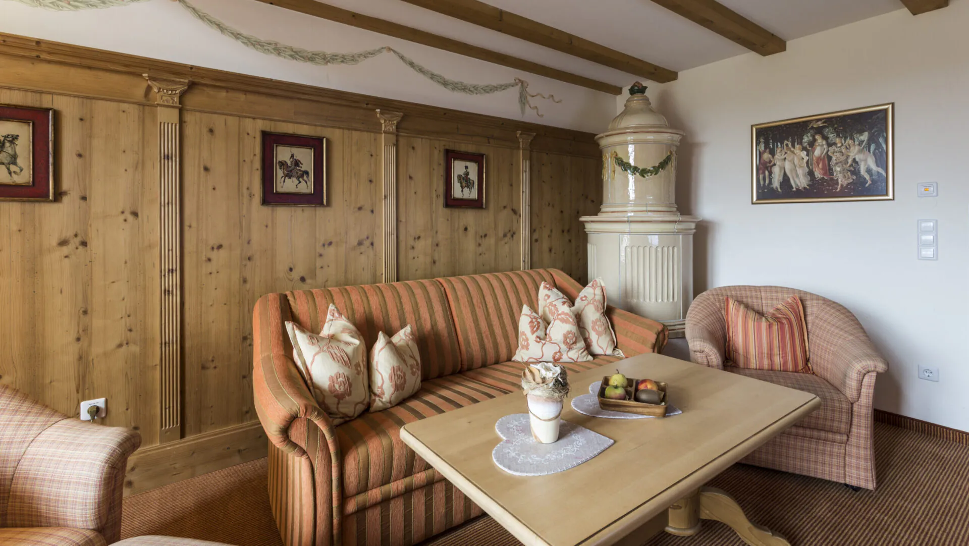 Gemütliches Wohnzimmer mit Holzwänden und Ofen