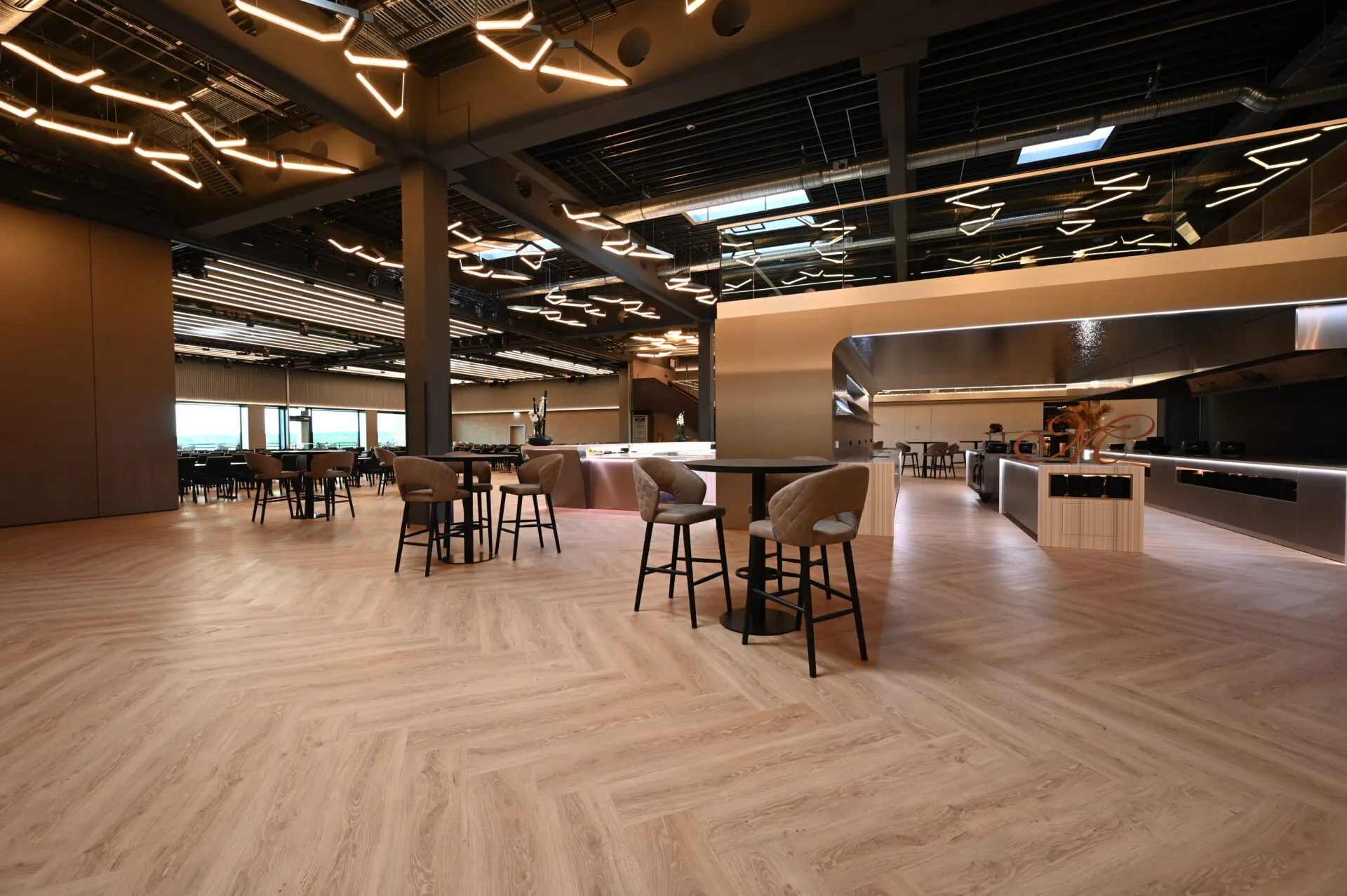 Moderne Lobby mit stilvoller Beleuchtung und Holzböden.