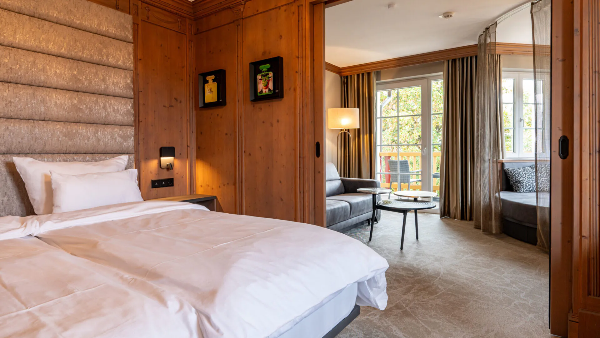 Komfortables Hotelzimmer mit Balkon und Sitzbereich.