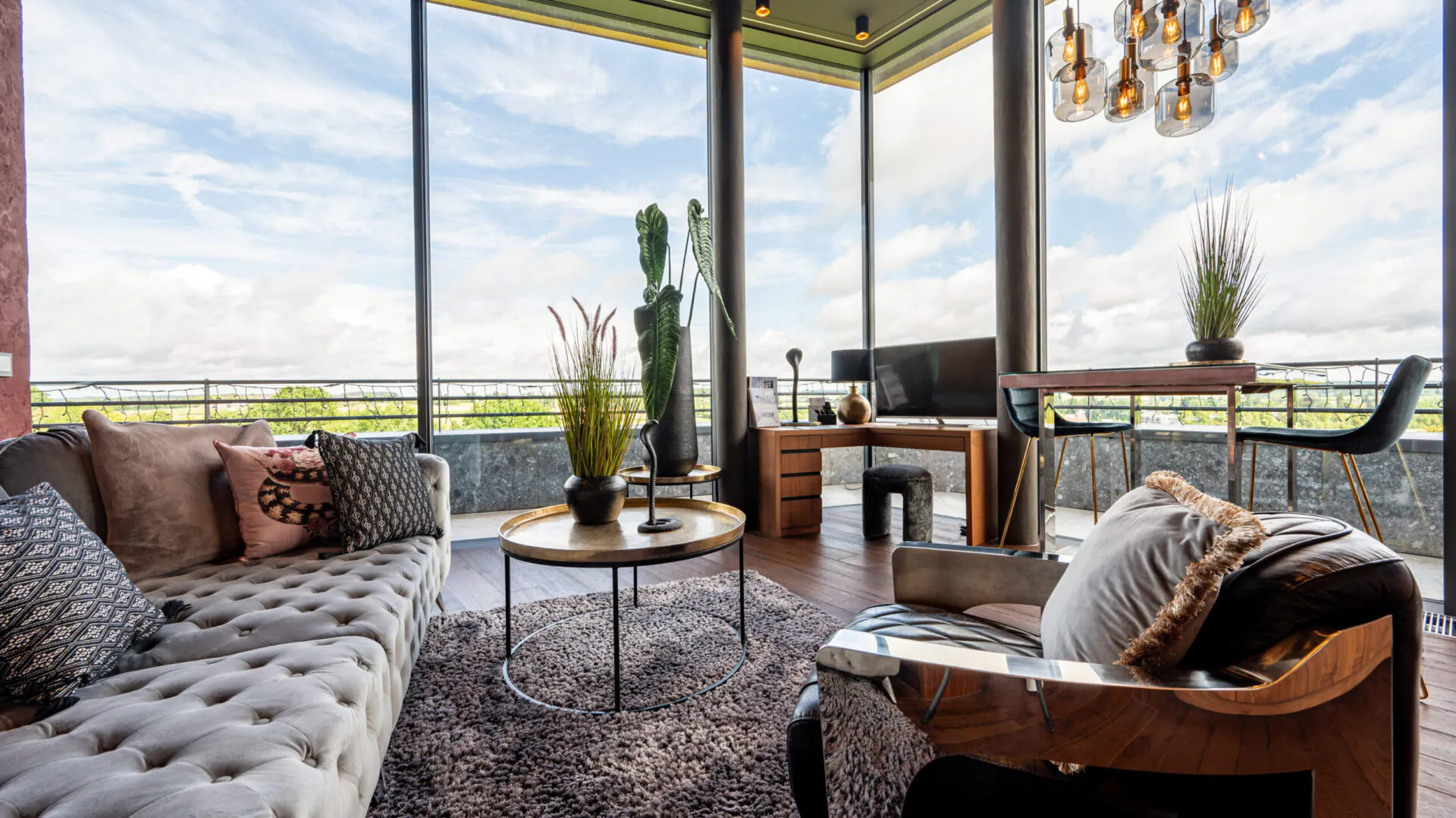 Modernes Wohnzimmer mit Panoramafenstern und stilvoller Einrichtung.