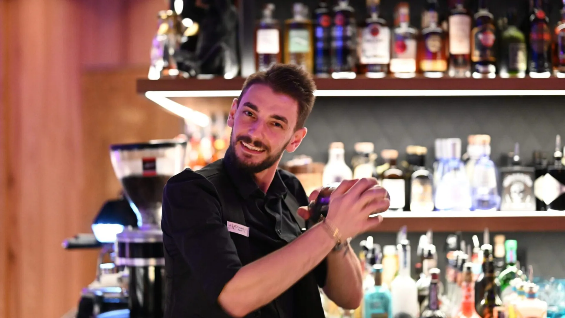 Barkeeper mixt Cocktail in moderner Bar