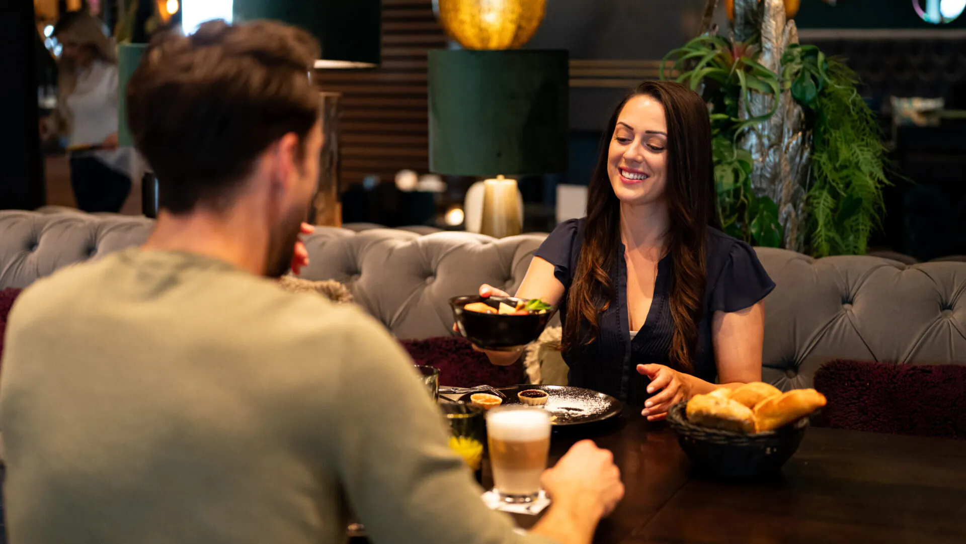 Paar genießt gemeinsames Essen im Restaurant.