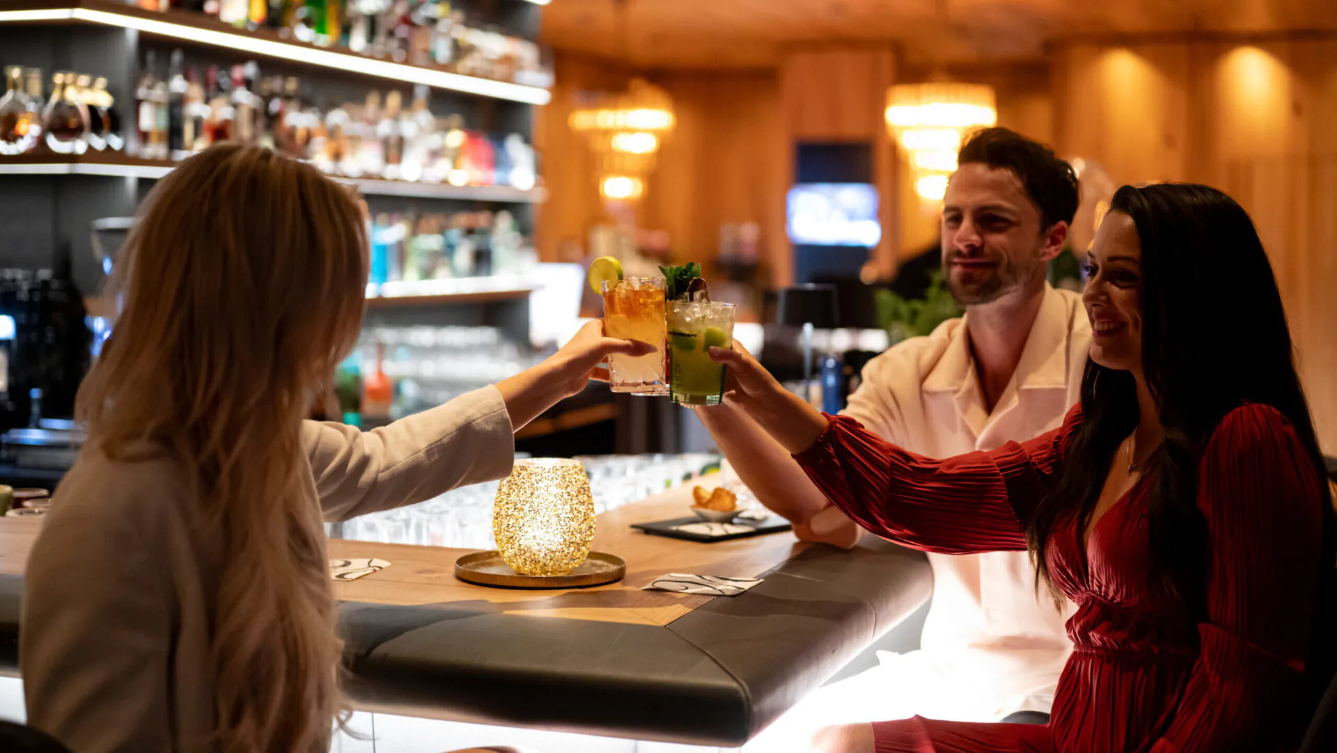 Gruppe stößt in stilvoller Bar an.