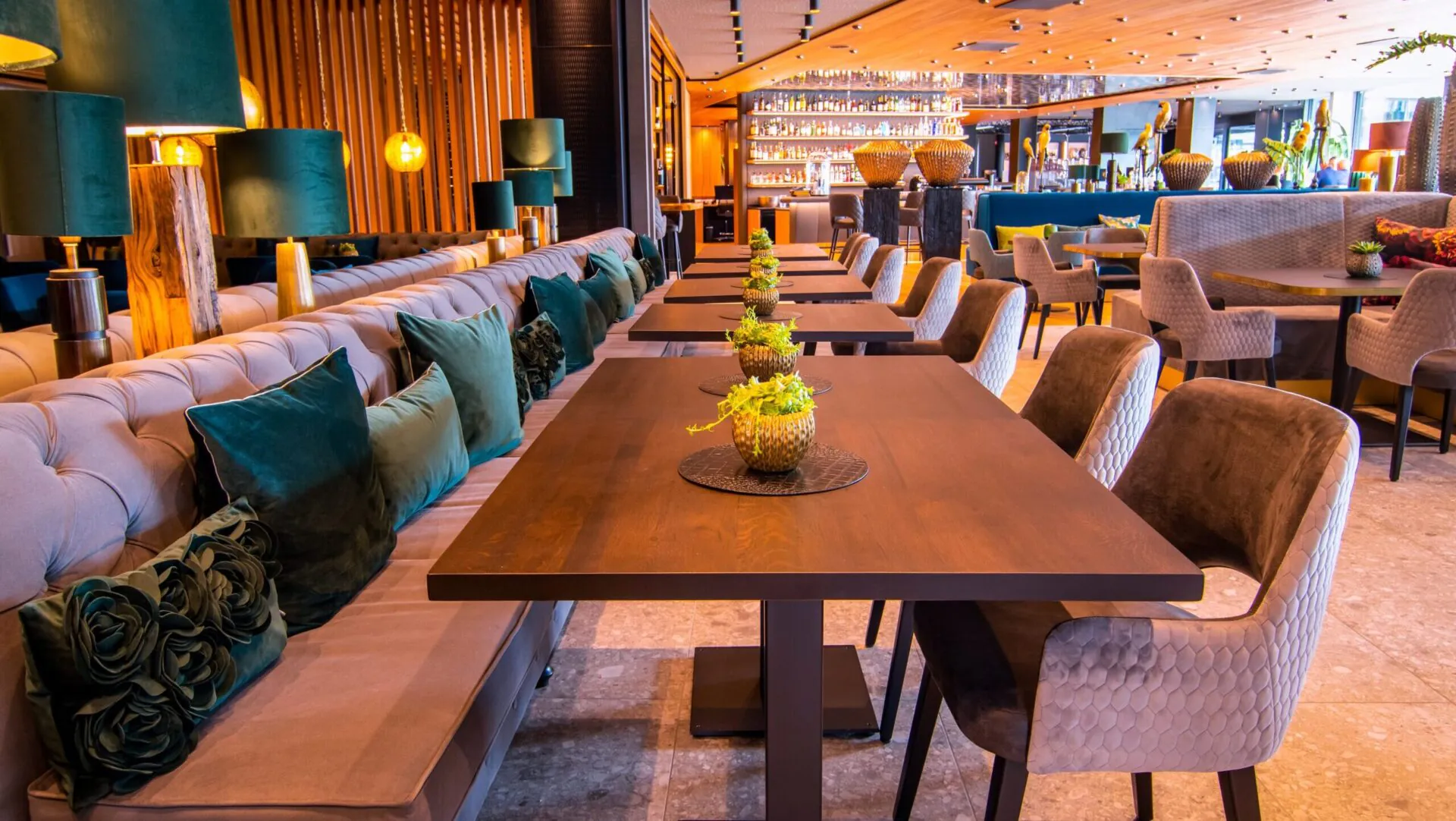 Elegantes Restaurant mit luxuriösem Interieur und Pflanzen