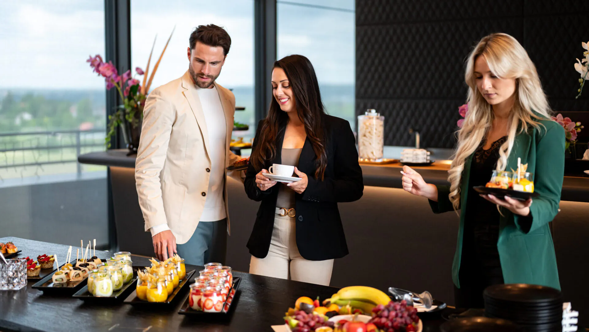 Personen essen am Buffet in modernem Ambiente.