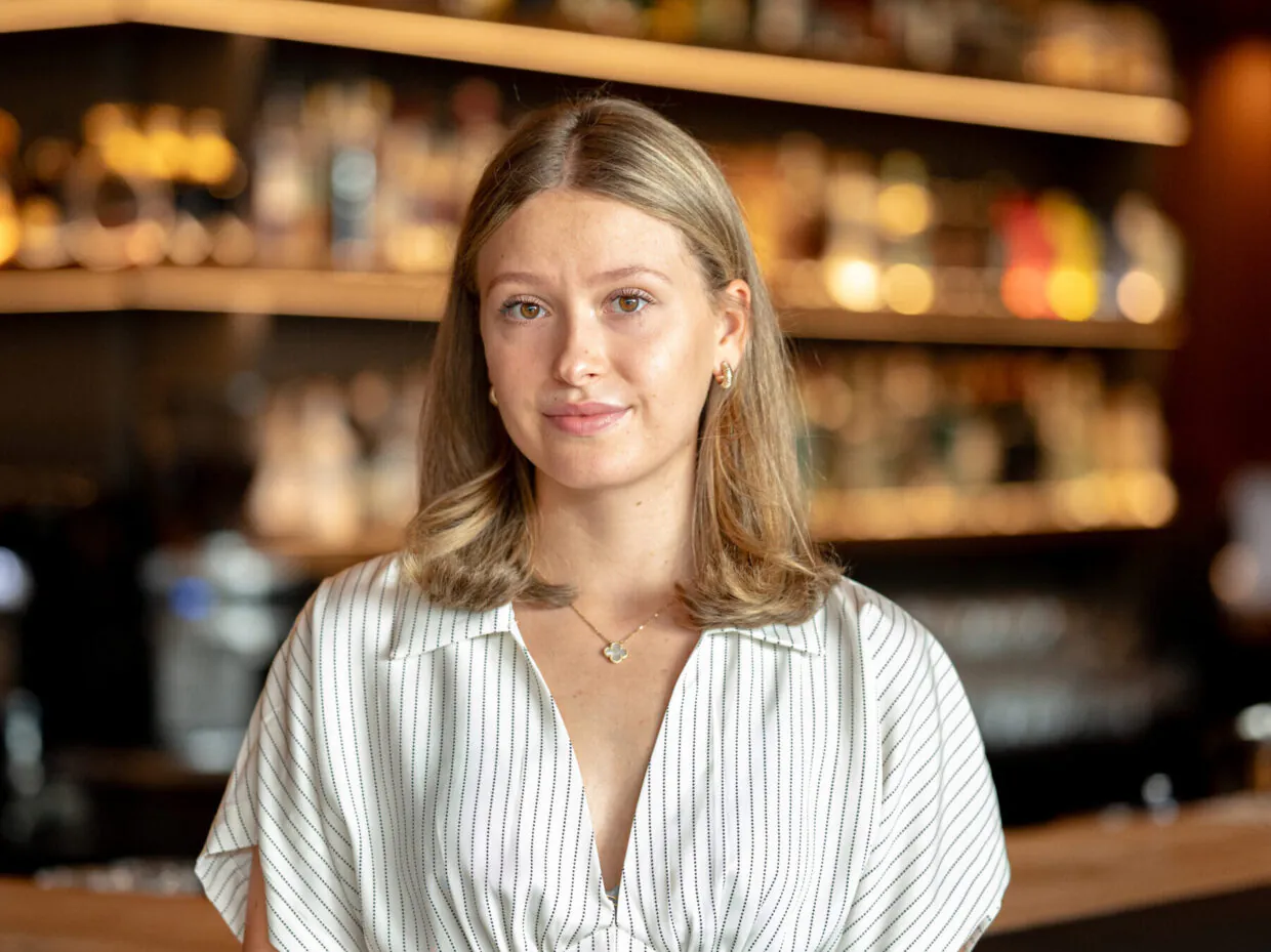 Frau in Küche im Streifenhemd