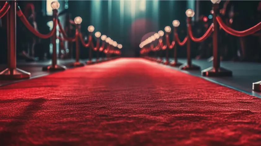 Roter Teppich mit Absperrungen in elegantem Ambiente.