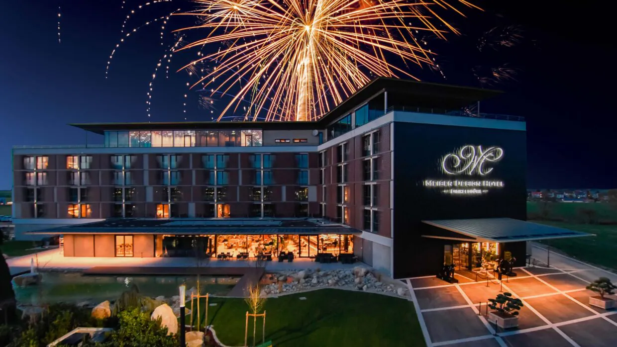 Luxushotel mit Feuerwerk bei Nacht