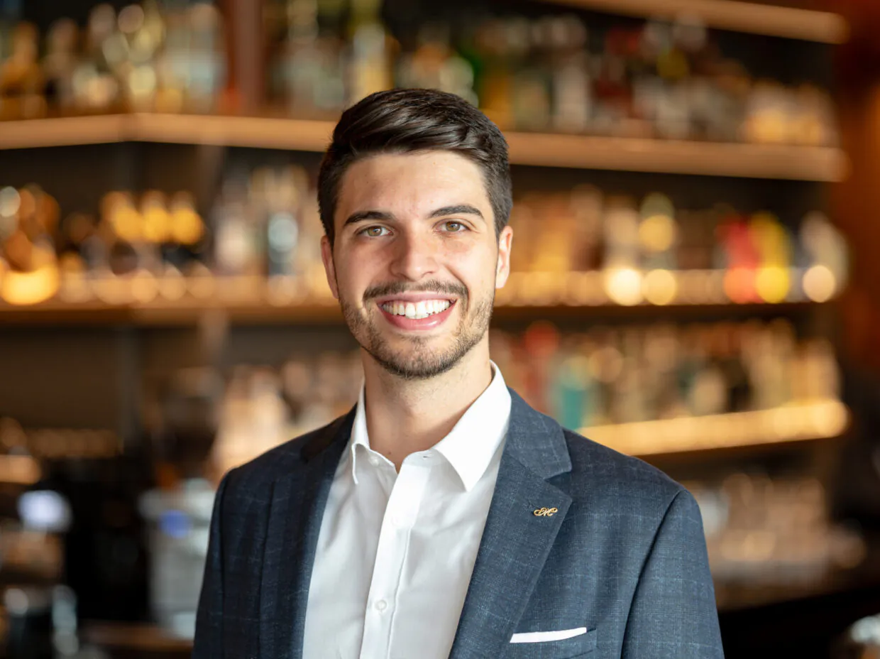 Lächelnder Mann in Bar-Kulisse