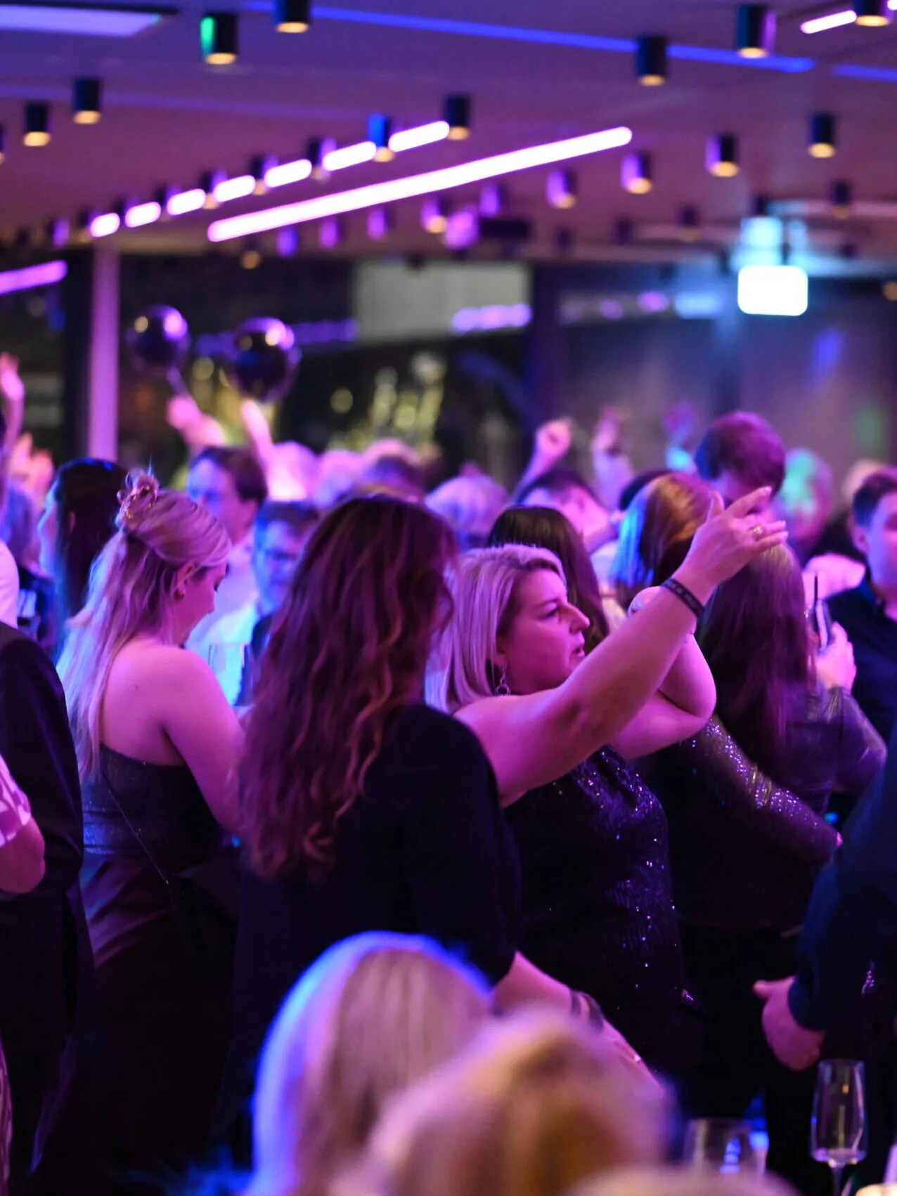 Menschen tanzen bei einer lebhaften Party