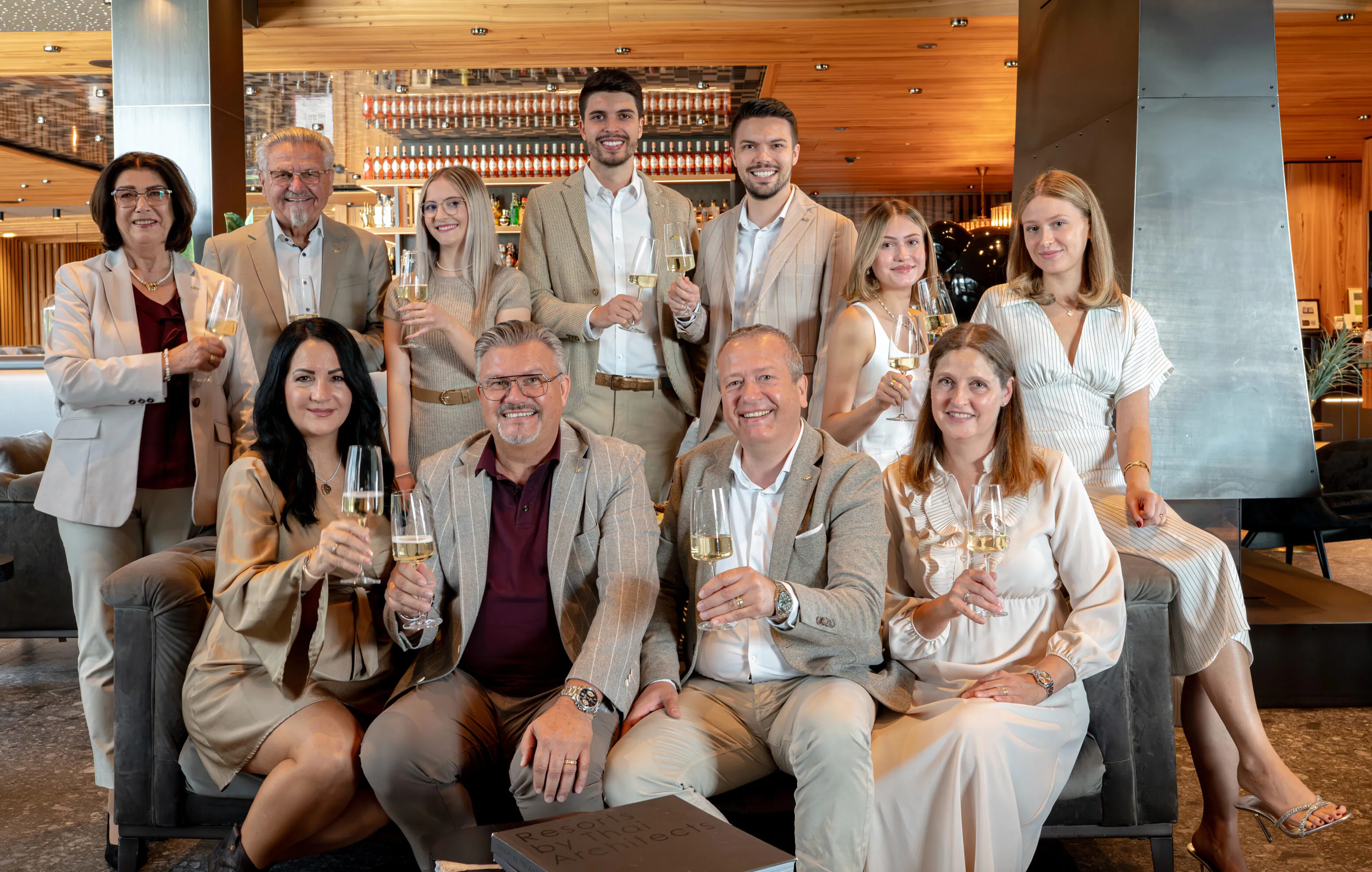 Gruppe bei festlichem Anlass mit Sektgläsern.