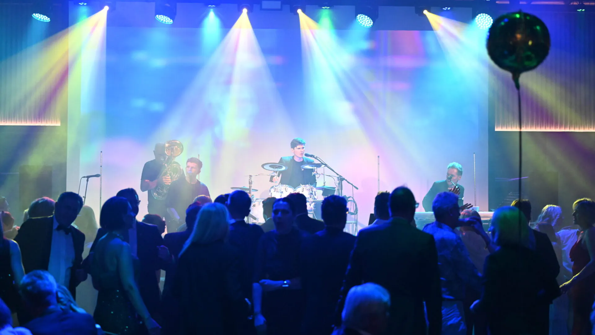 Live-Band spielt auf einer Tanzparty mit Publikum im Meiser Congress Plaza.