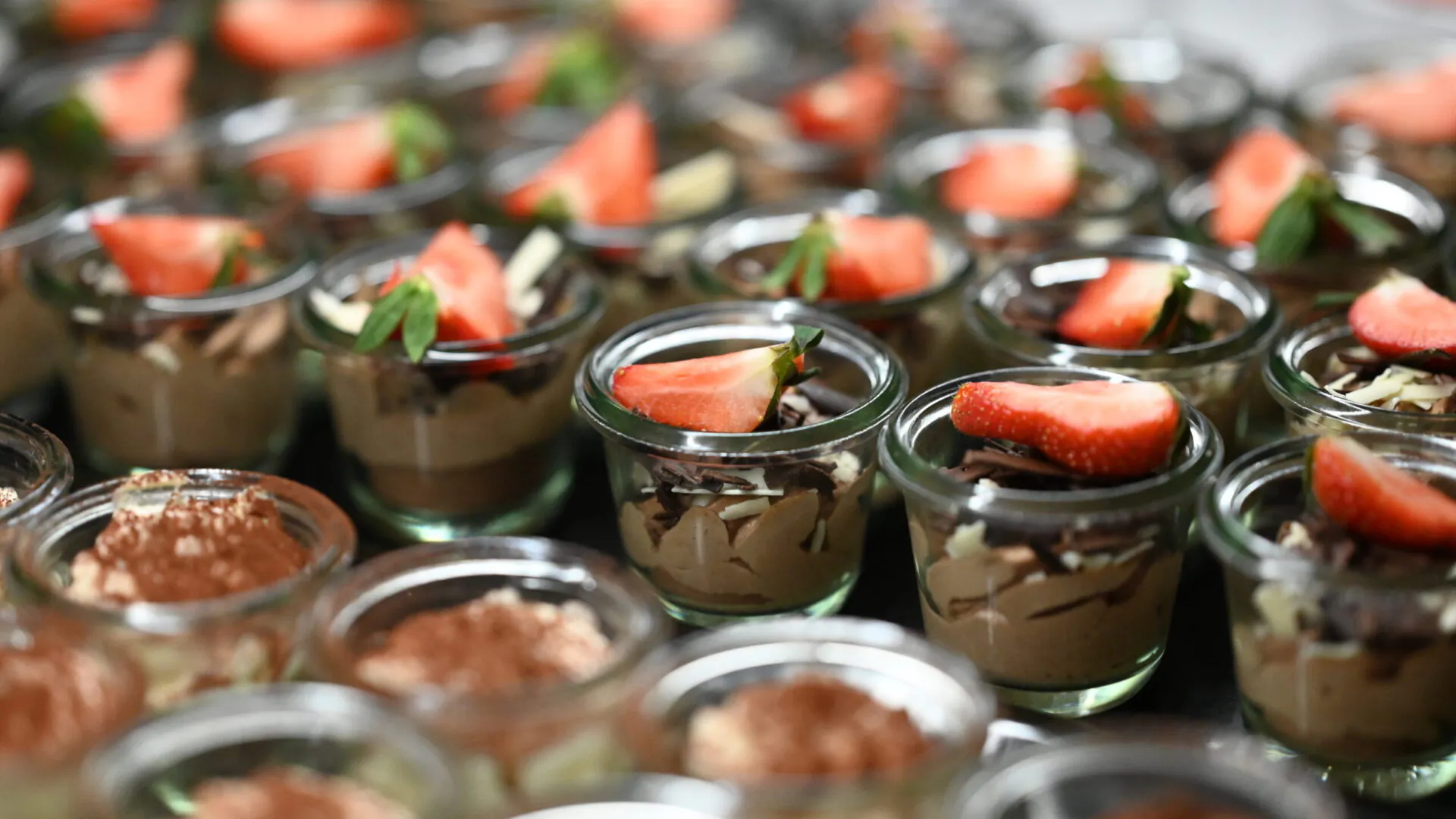 Dessertgläser mit Schokolade und Erdbeerscheiben