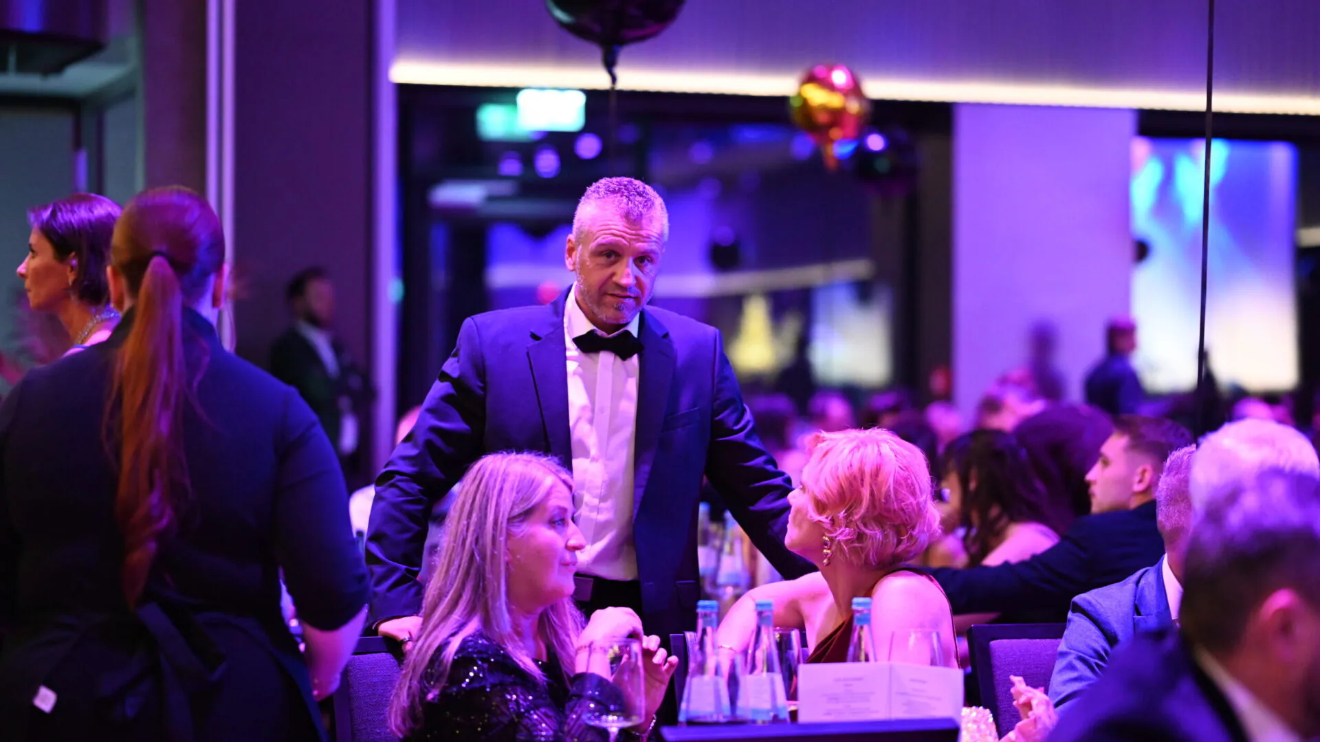 Menschen bei einer Abendveranstaltung im Meiser Congress Plaza.