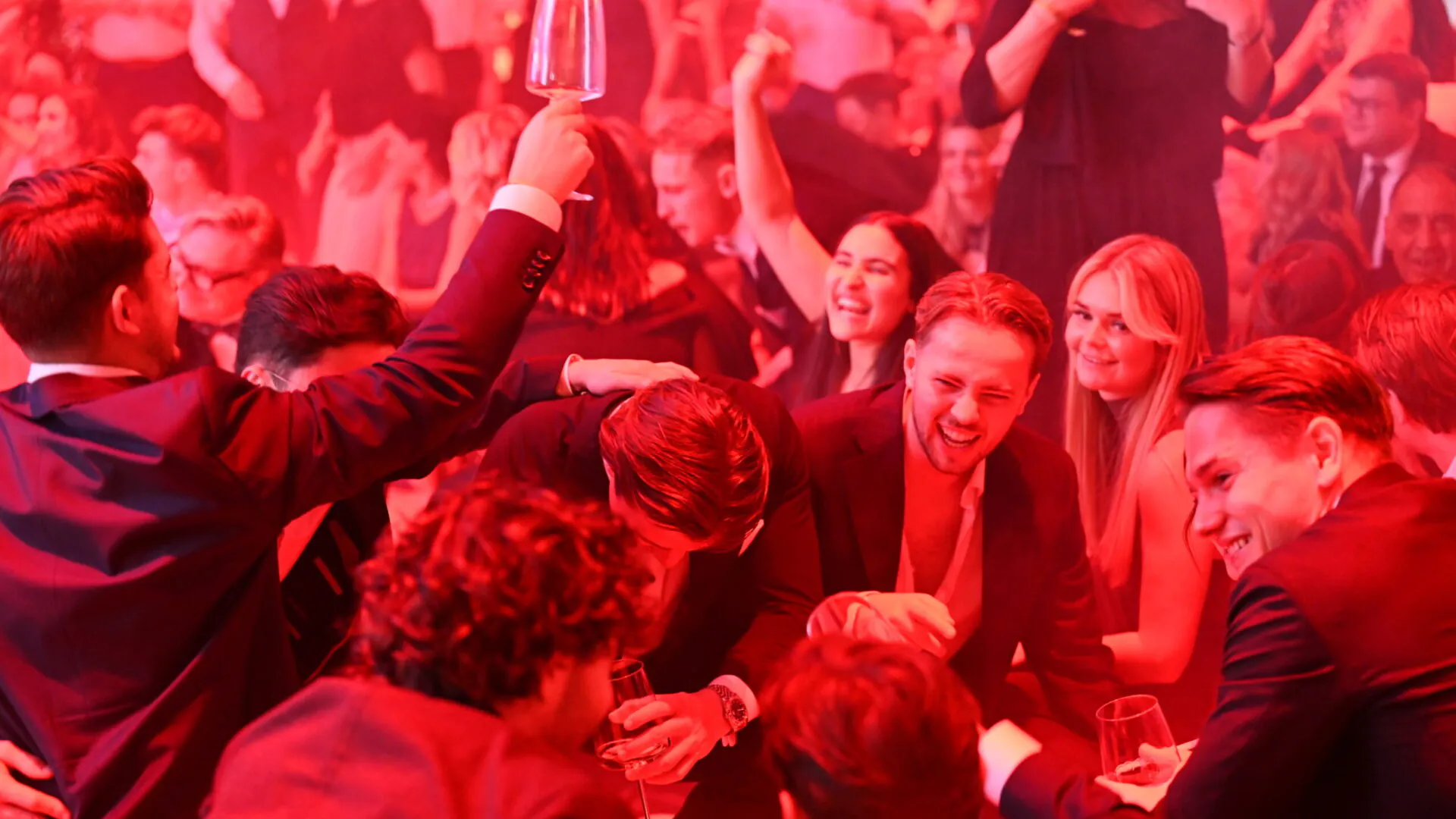 Fröhliche Menschen feiern im Meiser Congress Plaza.