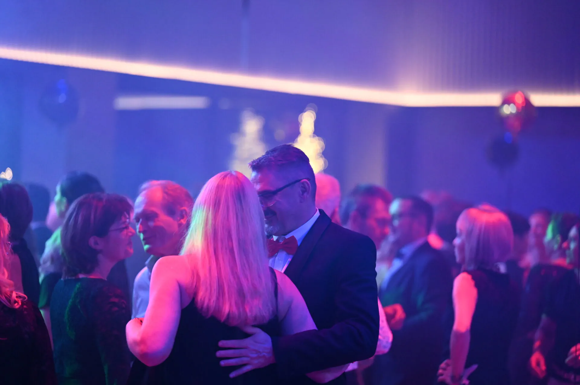 Menschen tanzen auf einer Party in festlicher Beleuchtung im Meiser Congress Plaza.