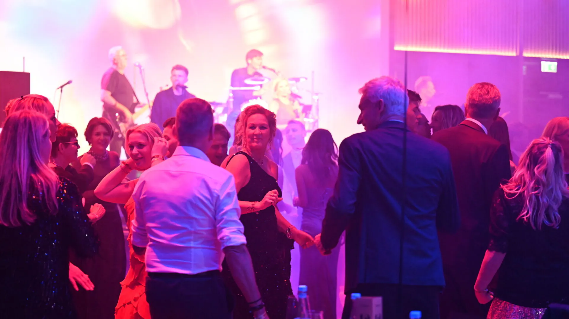 Menschen tanzen bei einer festlichen Veranstaltung im Meiser Congress Plaza.