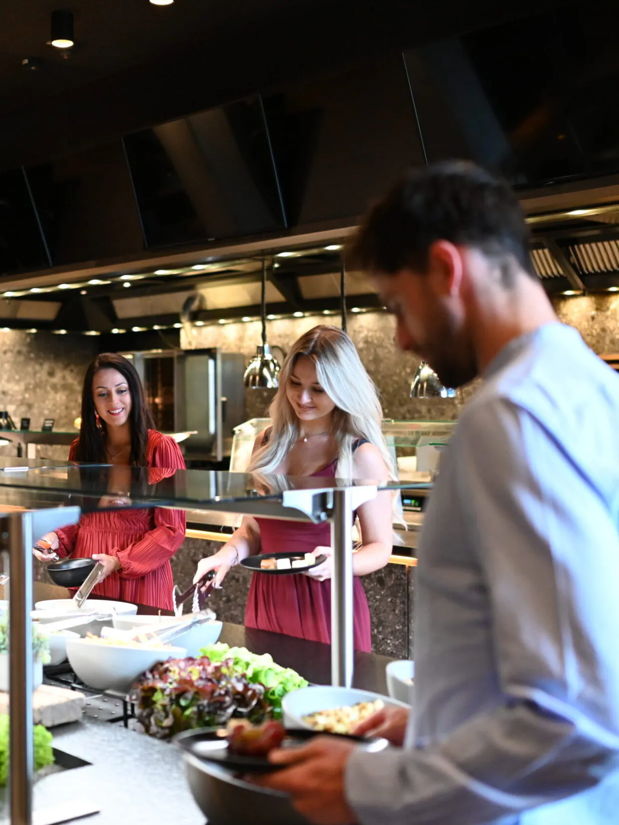 Menschen beim Buffet in modernem Restaurant