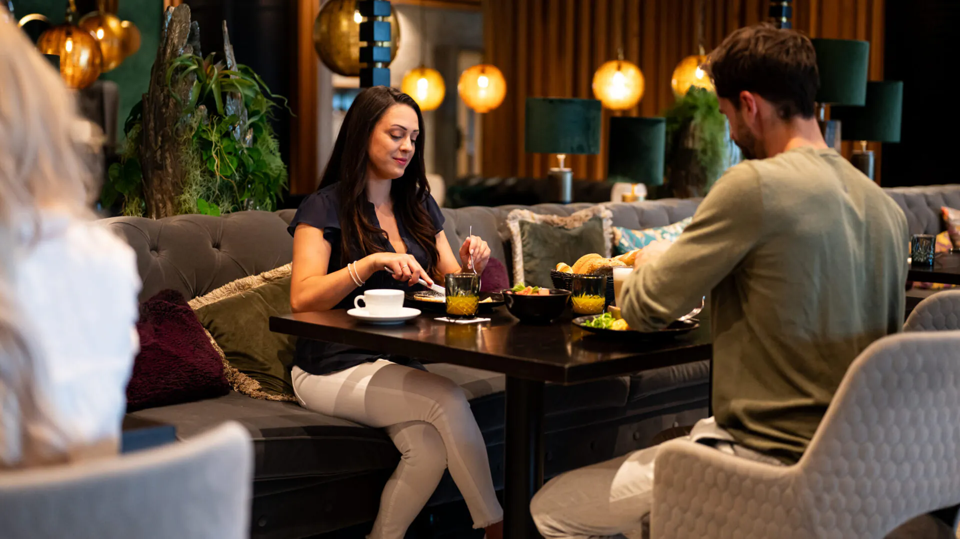 Menschen essen in stilvollem Restaurantambiente