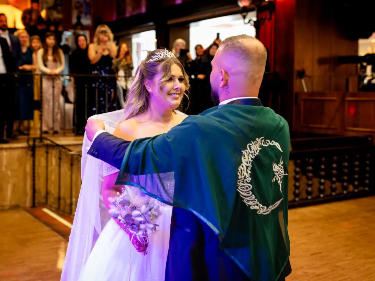 Braut und Bräutigam tanzen bei Hochzeit