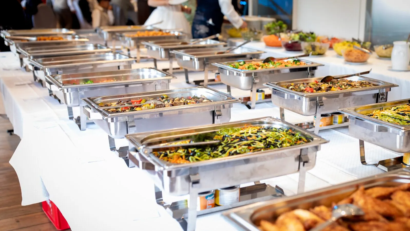 Buffet mit warmen Speisen auf Tisch