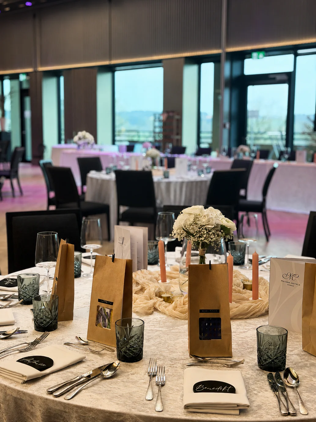 Elegante gedeckter Banketttisch in festlichem Saal