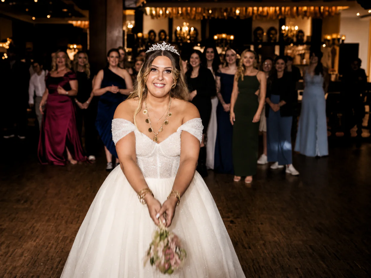 Braut wirft Blumenstrauß bei Hochzeit