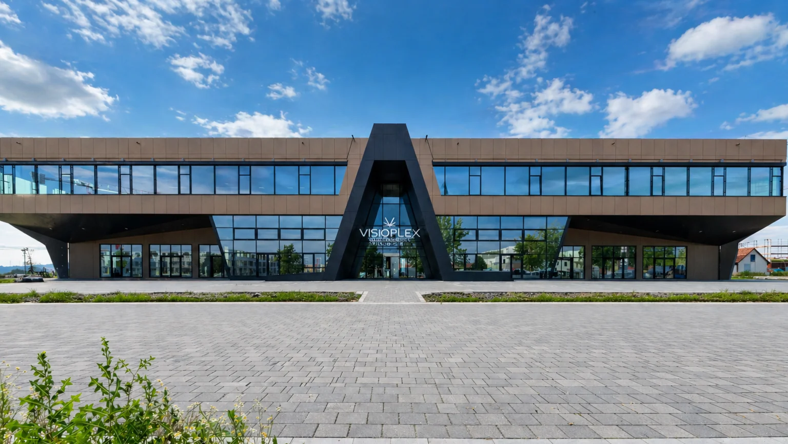 Modernes Gebäude mit Glasfassade und Beton.